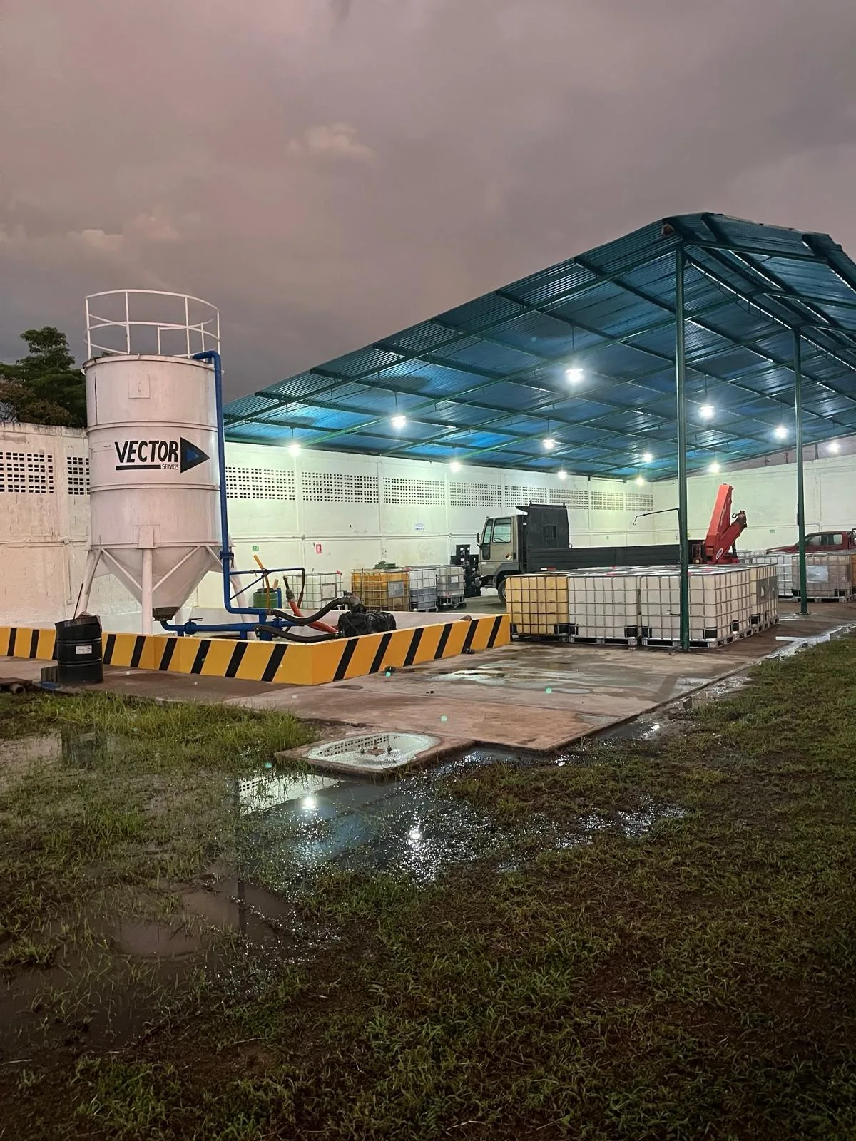 Planta de Vector Services en Maturín al atardecer
